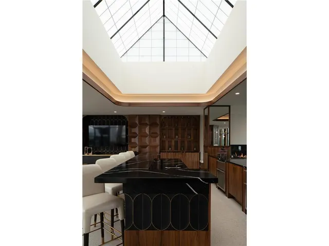 $9,995 | 3012 Excelsior Boulevard, Unit 804, Minneapolis, MN 55416