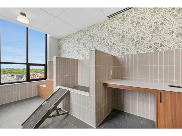 $9,995 | 3012 Excelsior Boulevard, Unit 804, Minneapolis, MN 55416