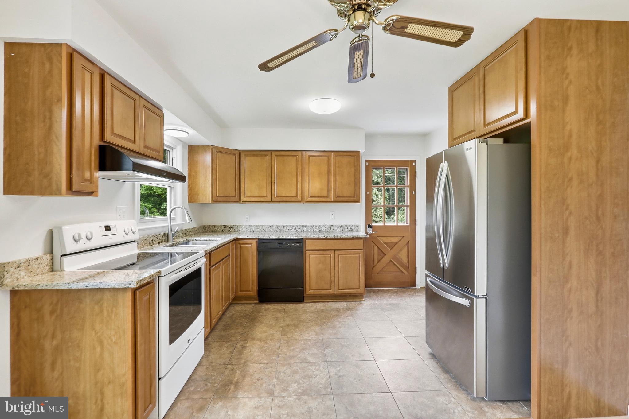 9787 Lees Mill Road Warrenton, VA 20186 - Photo 14 of 35 Kitchen with door to deck.