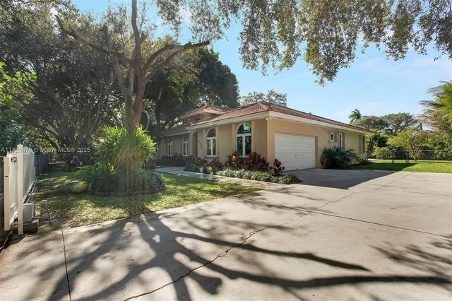 $1,899,000 | 13550 Southwest 82nd Avenue, Pinecrest, FL 33156