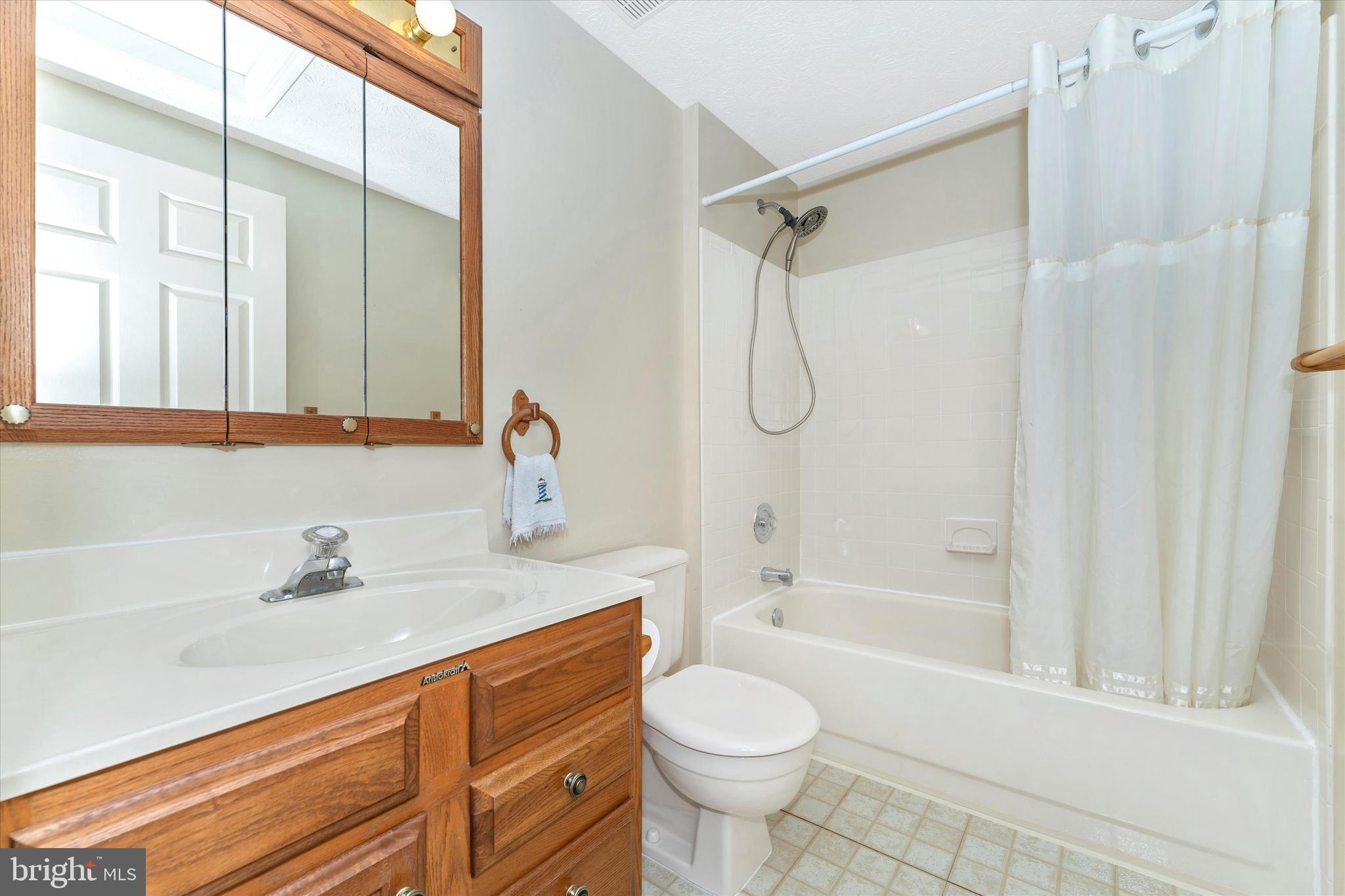 507 Goldspire Circle Frederick, MD 21703 - Photo 27 of 41 Full hall bathroom