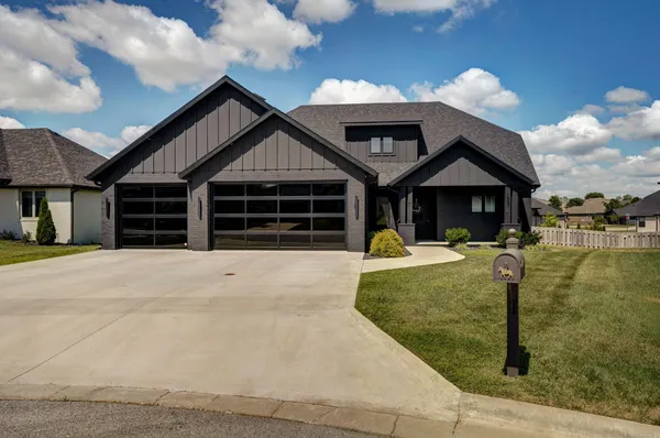 $660,000 | 1527 North Edgemont Circle, Springfield, MO 65802
