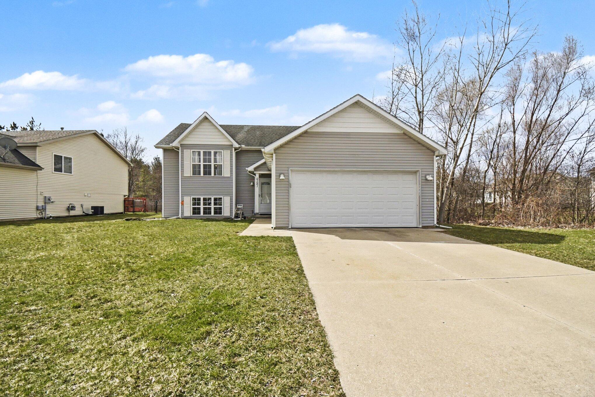 5151 Taylor Ridge Drive Southeast Kentwood, MI 49512 - Photo 2 of 27 002_file_9443