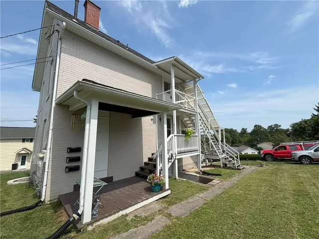 a view of a house with a backyard