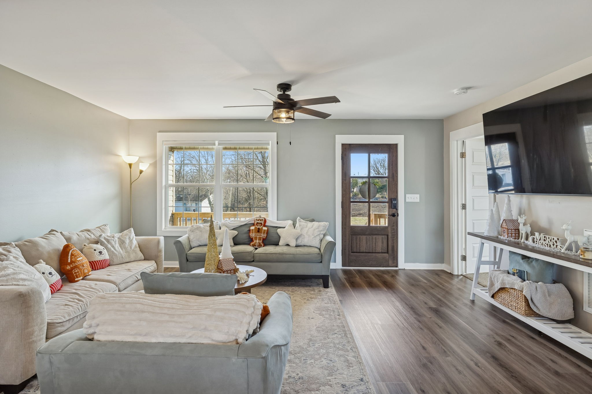 1521 Wixtown Road Westmoreland, TN 37186 - Photo 8 of 33 a living room with furniture and a flat screen tv