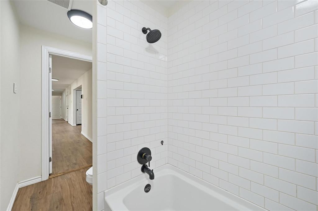 622 South Charles Street, Unit 622 Sherman, TX 75090 - Photo 14 of 21 a bathroom with a shower