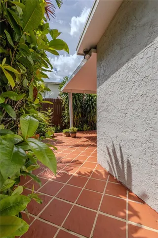 a view of a backyard