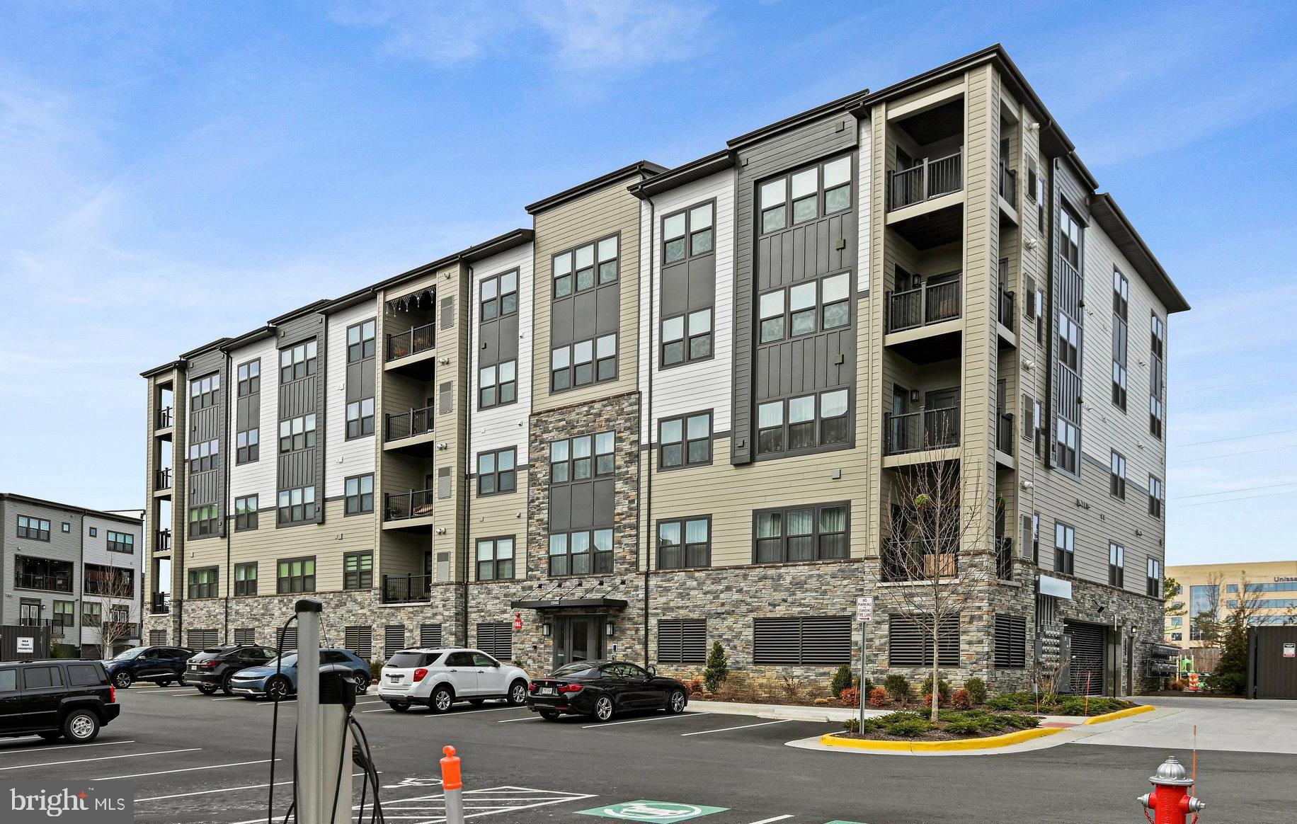 12880 Mosaic Pk Way, Unit 1J Herndon, VA 20171 - Photo 1 of 25