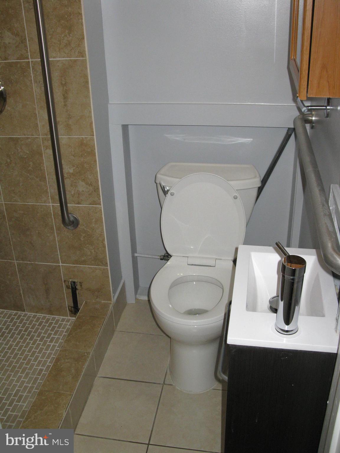 45 R Street Northeast Washington, DC 20002 - Photo 17 of 42 1 ST FLOOR FULL BATH