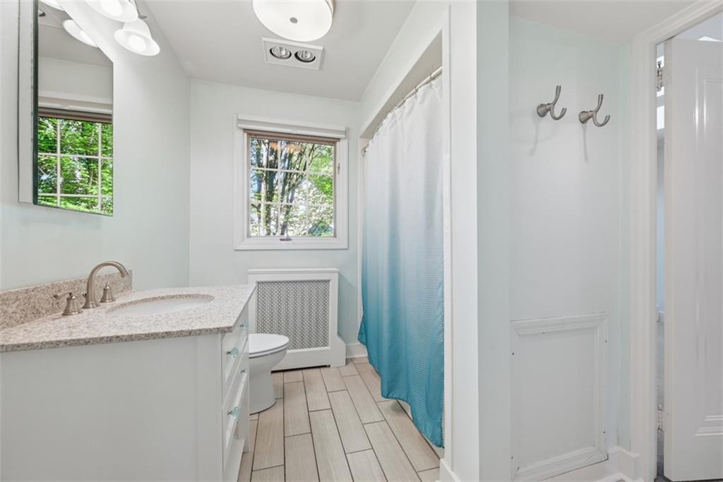 39 Windsor Road Pittsburgh, PA 15215 - Photo 26 of 49 2nd floor bathroom with tub/shower access from hall and bedroom with the daybed.