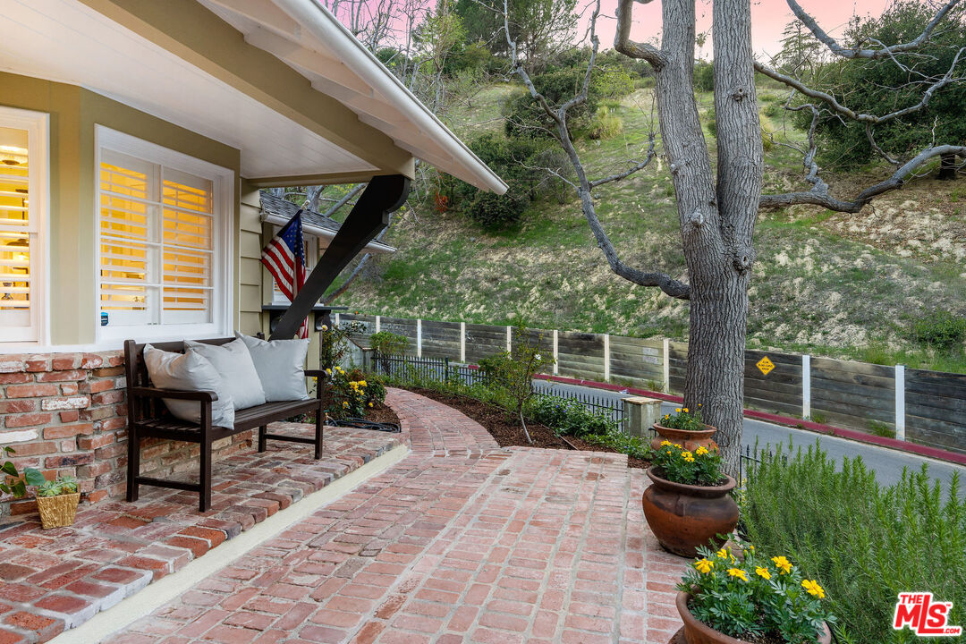 3734 Loadstone Drive Sherman Oaks, CA 91403 - Photo 4 of 53