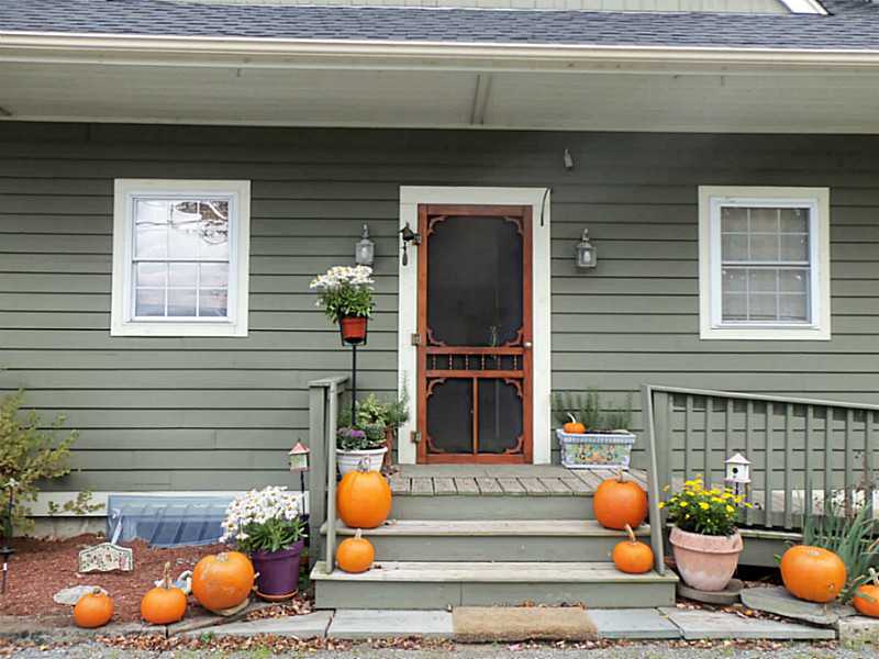 272 Mitchell's Lane Middletown, RI 02842 - Photo 2 of 25 Exterior Front.