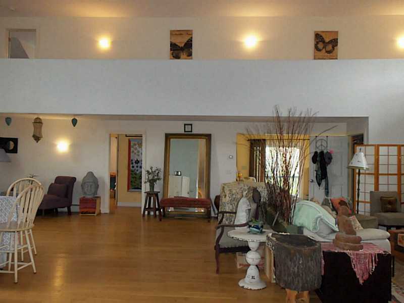 272 Mitchell's Lane Middletown, RI 02842 - Photo 6 of 25 Living Room.