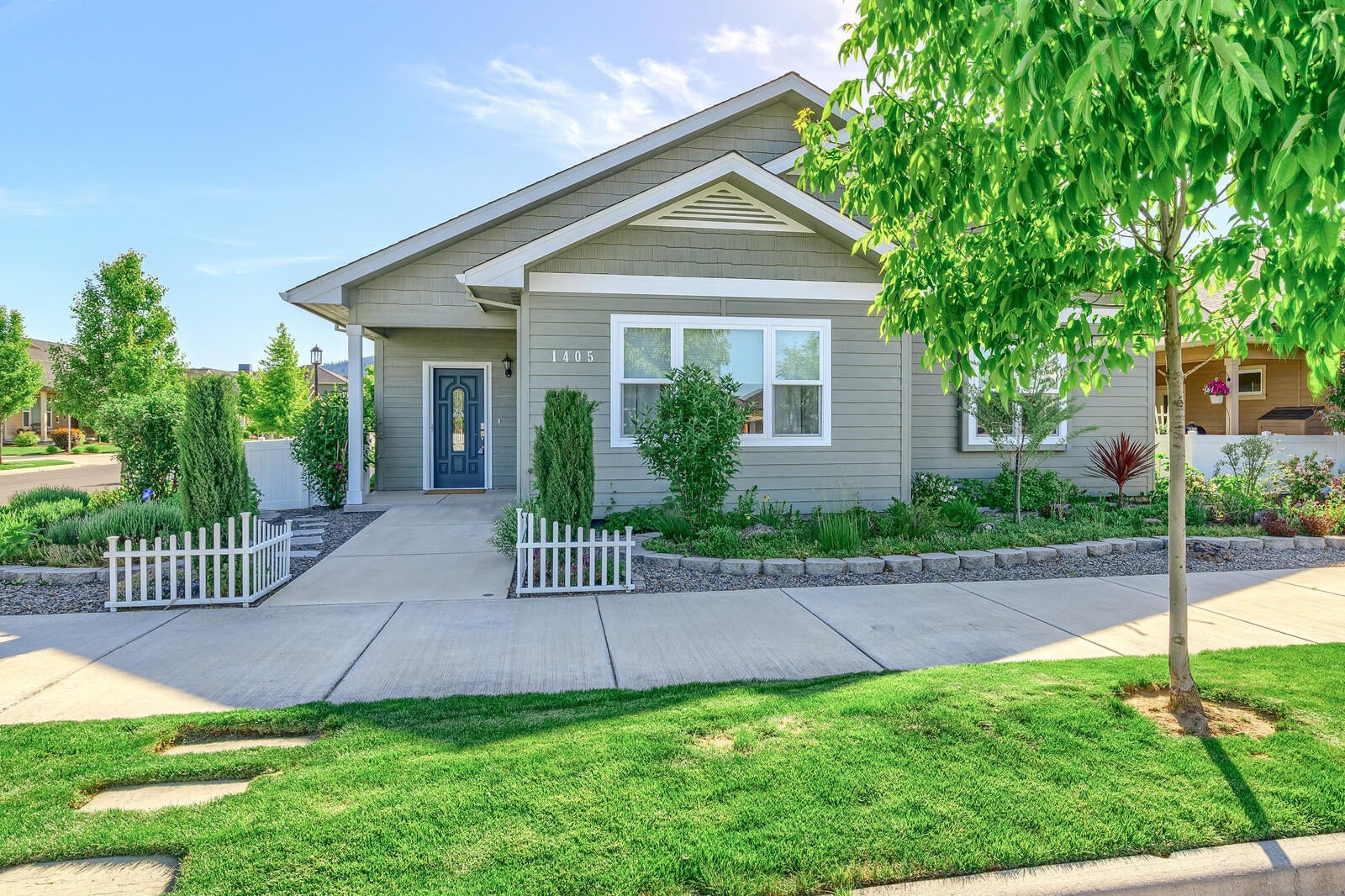1405 North Haskell Street Central Point, OR 97502 - Photo 1 of 37 1-Frontal