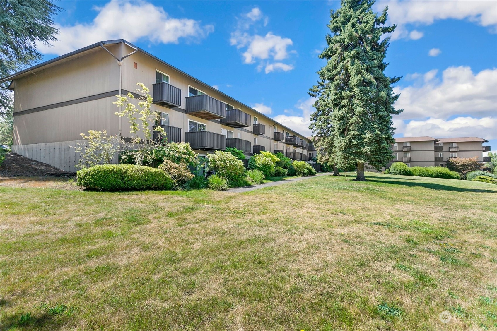 1425 South Puget Drive, Unit 308 Renton, WA 98055 - Photo 16 of 23 a front view of a house with garden