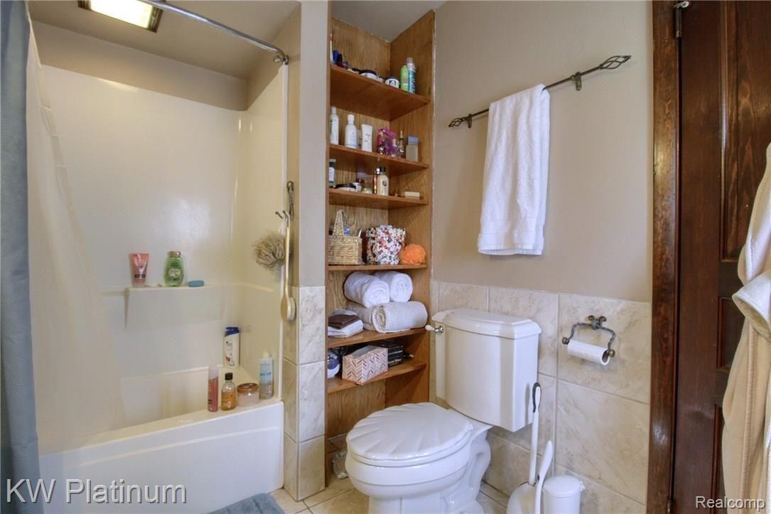 53565 County Line Road New Baltimore, MI 48047 - Photo 29 of 35 2nd_Bathroom_2nd_View.jpg