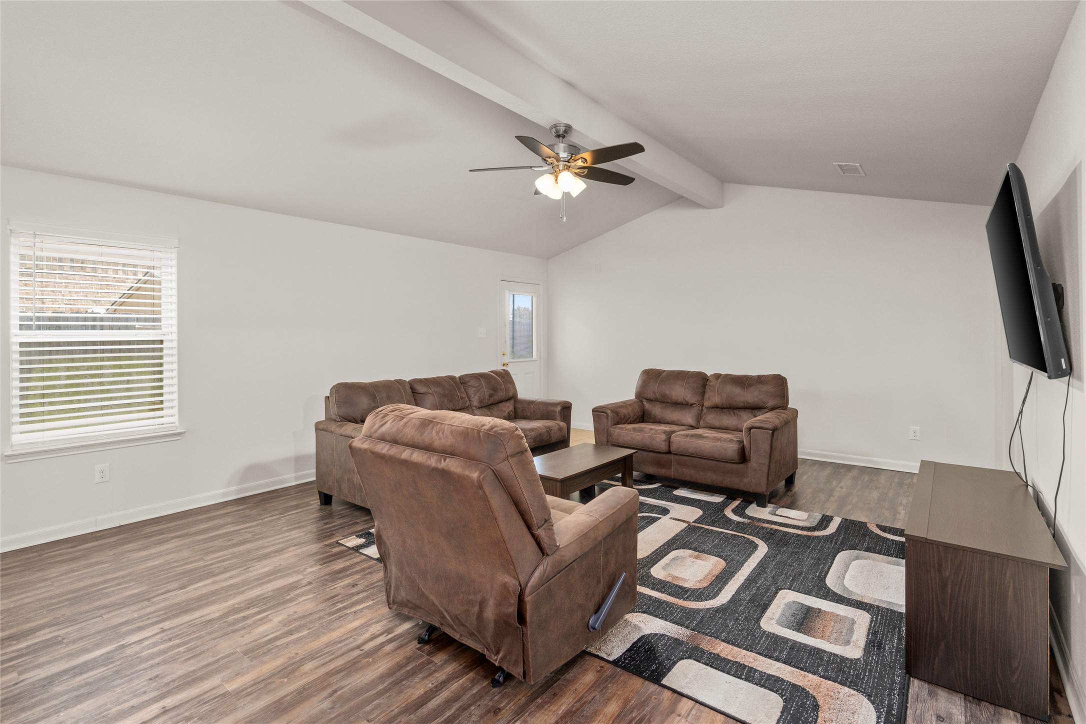 9719 Montana Sapphire Lane Rosharon, TX 77583 - Photo 9 of 40 Bright family room with an airy layout, large windows, and ample space for comfortable gatherings.