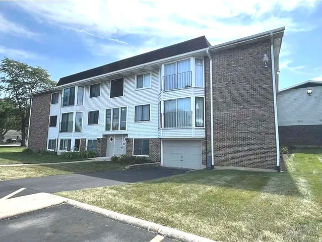 $1,800 | 2800 Mitchell Drive, Unit 3, Woodridge, IL 60517