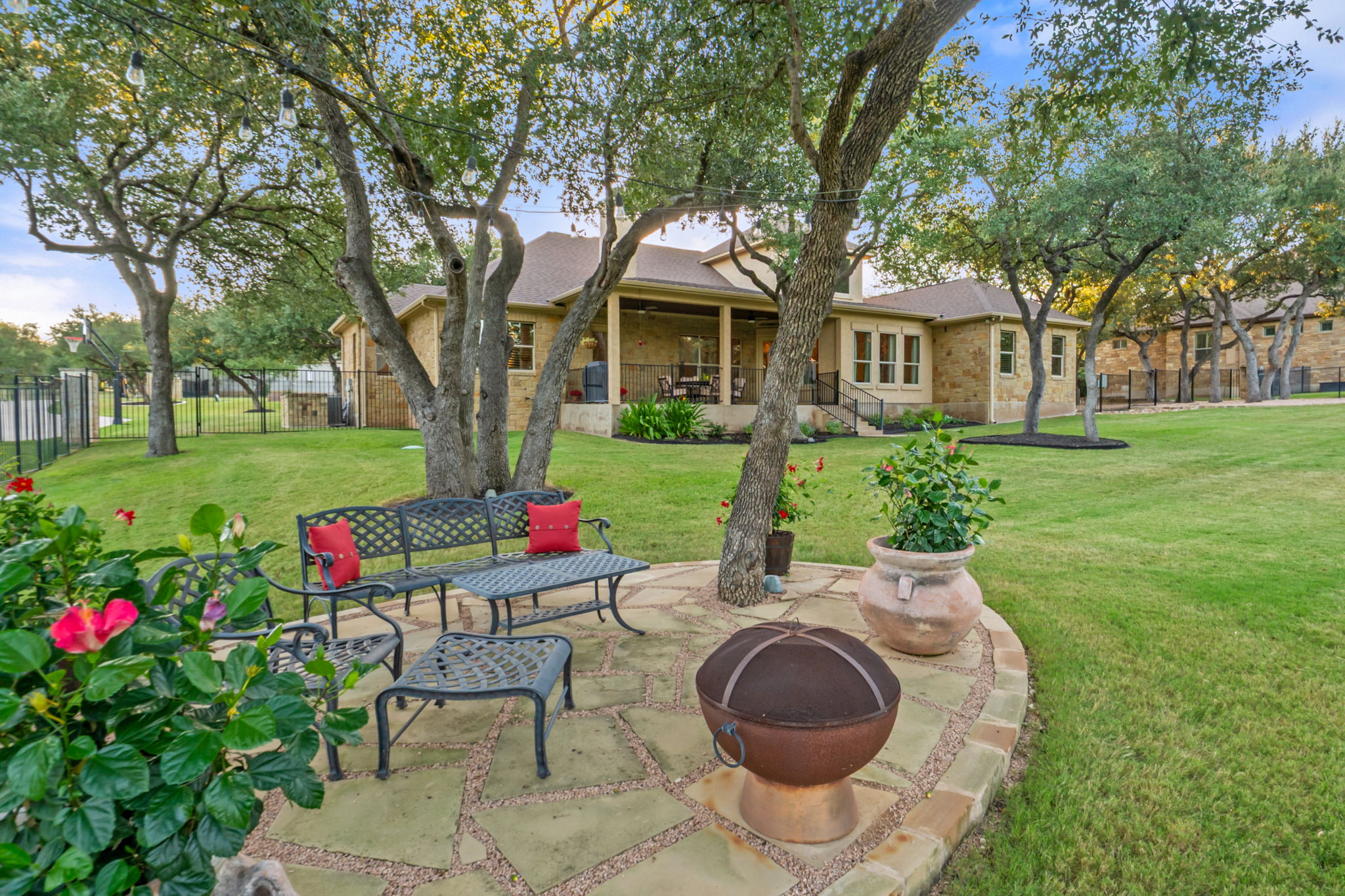 104 Vista Lane Georgetown, TX 78633 - Photo 27 of 36 Extra space out back to enjoy the cool evenings...