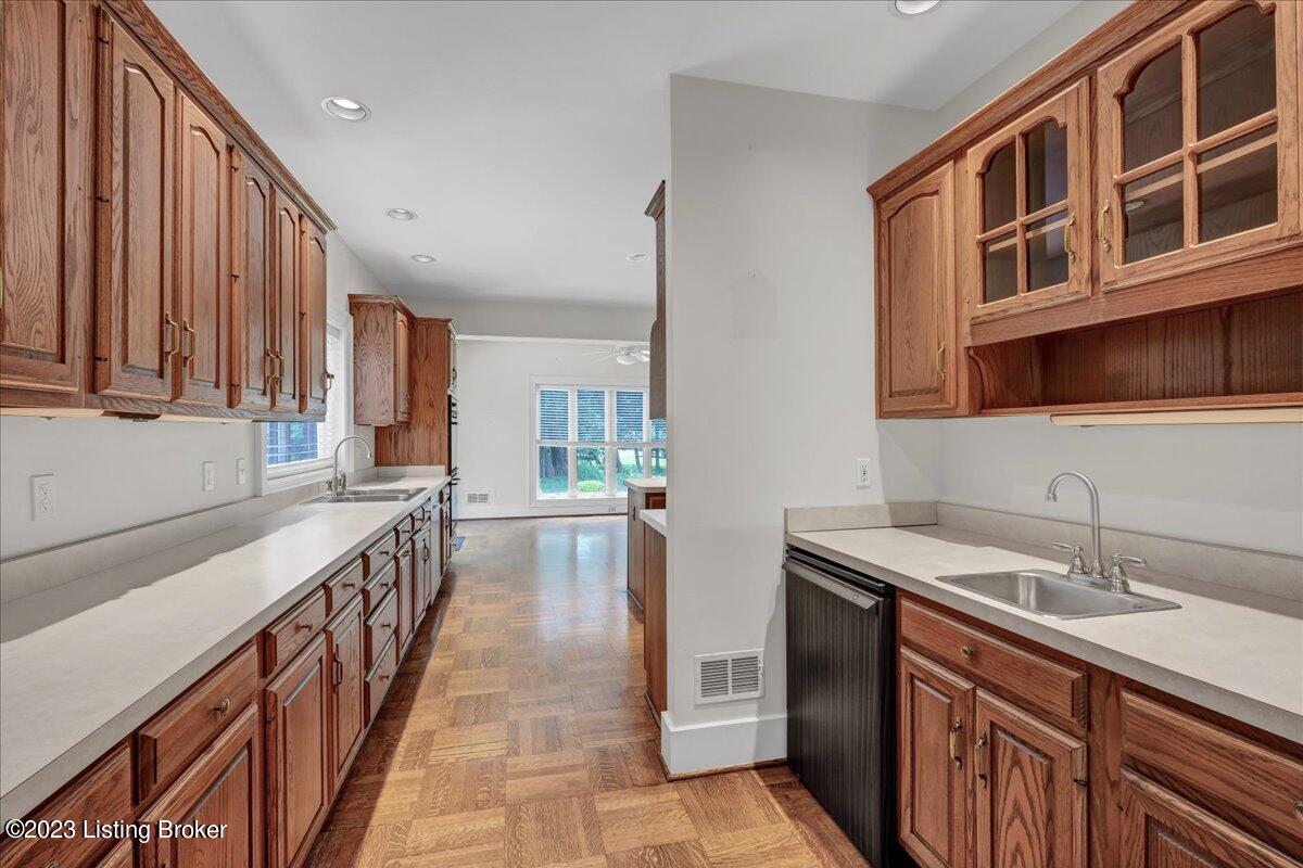 7 Totem Road Louisville, KY 40207 - Photo 10 of 18 Butler's Pantry