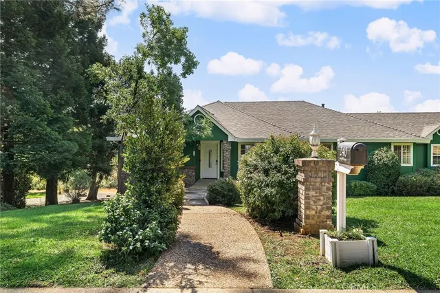 a view of a house with backyard and garden