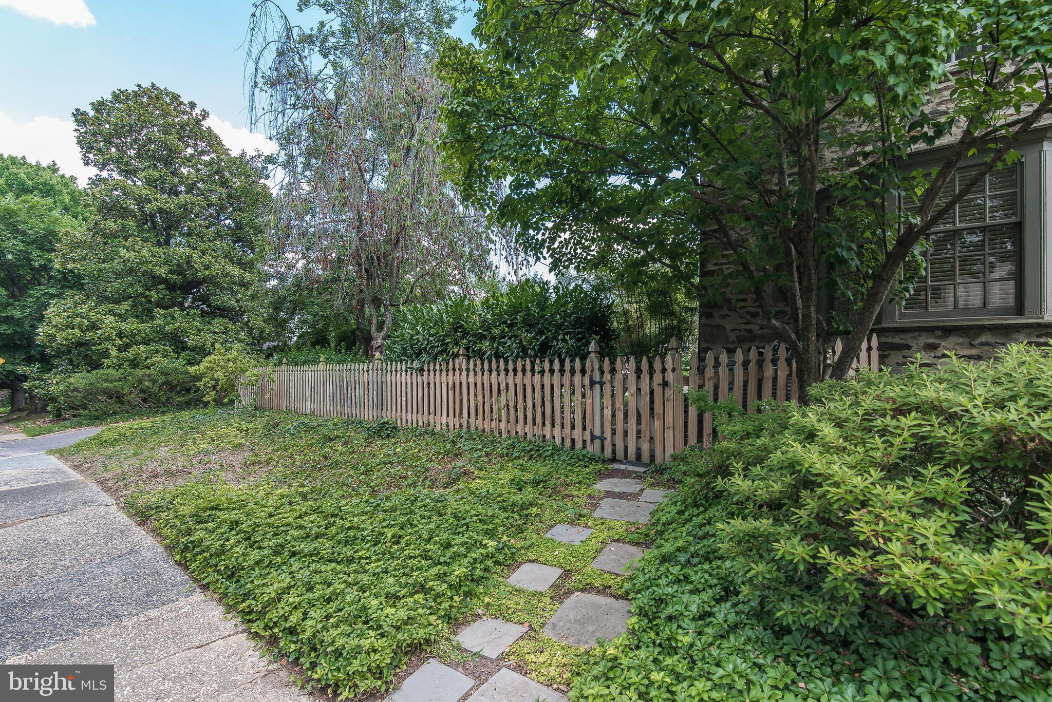 217 Paddington Road Baltimore, MD 21212 - Photo 4 of 70 View of front yard