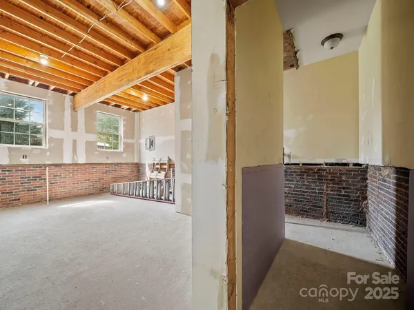 a view of livingroom with furniture