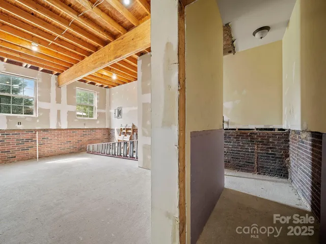 a view of livingroom with furniture