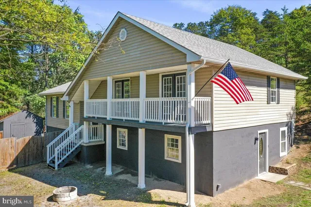 a view of a house with backyard
