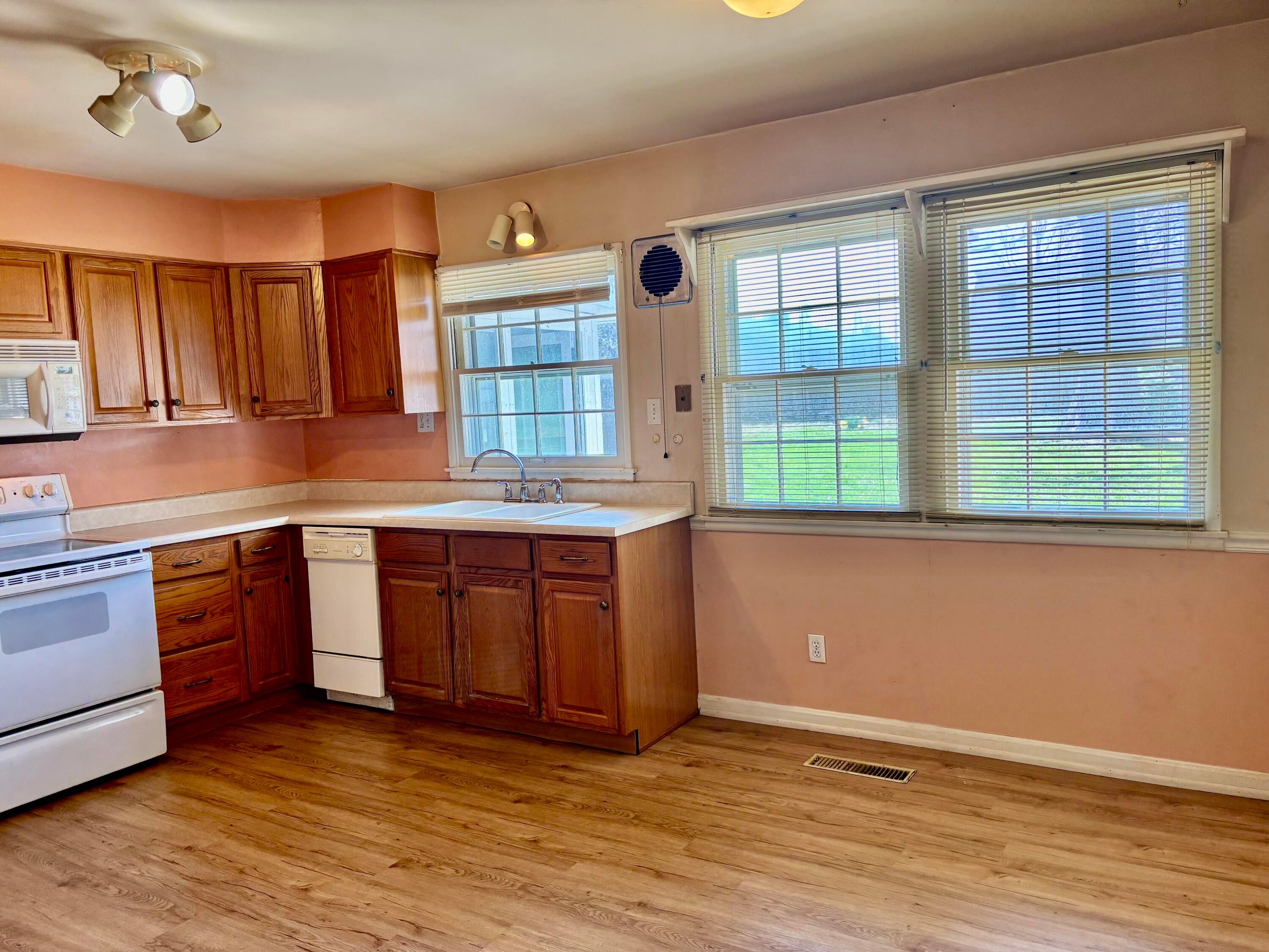 313 Danhurst Road Columbus, OH 43228 - Photo 10 of 27 Fully applianced eat in kitchen