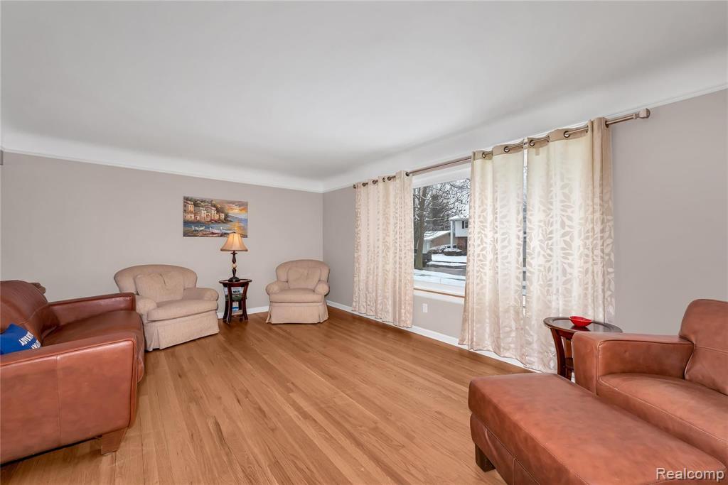 1005 Canterbury Road Grosse Pointe Woods, MI 48236 - Photo 8 of 33