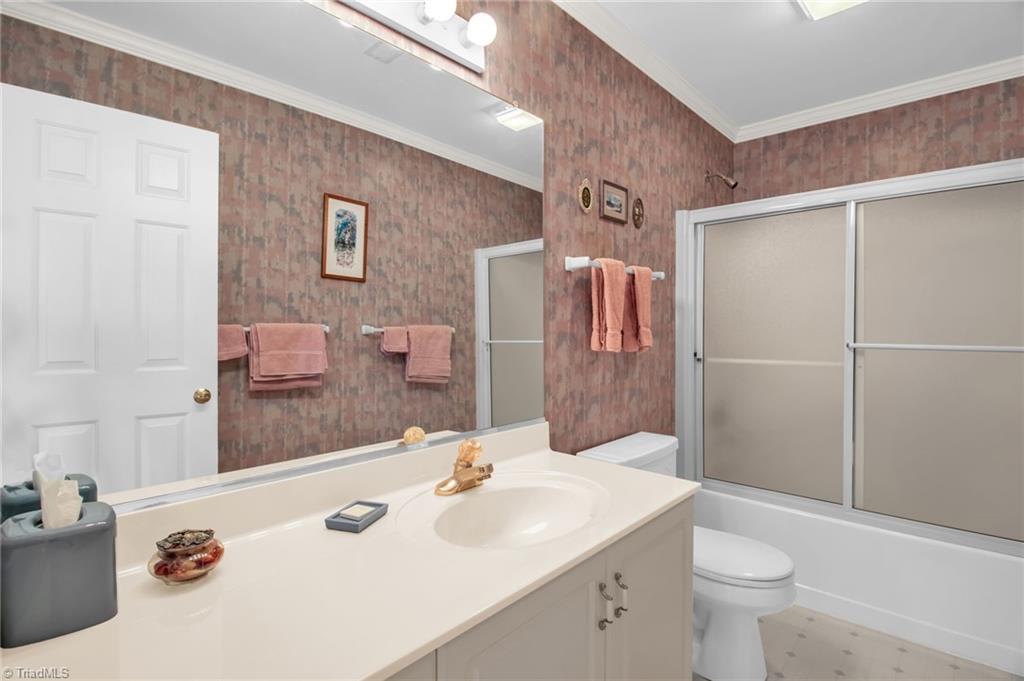 8115 Glengarriff Road Clemmons, NC 27012 - Photo 34 of 47 Full bath in hallway