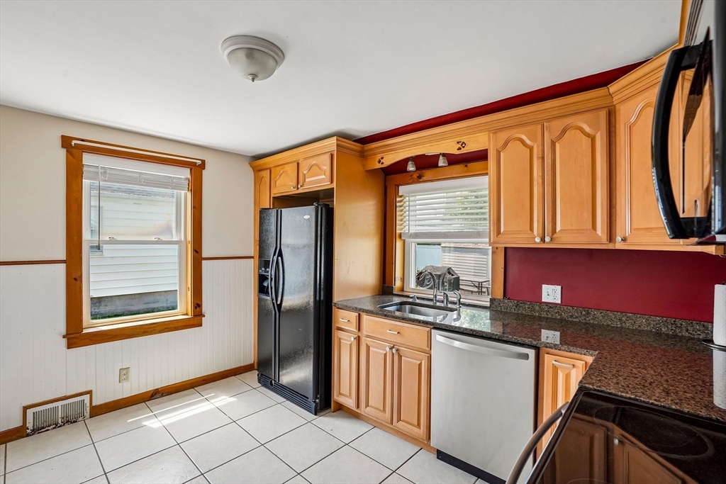 10 Standish Street Worcester, MA 01604 - Photo 5 of 27