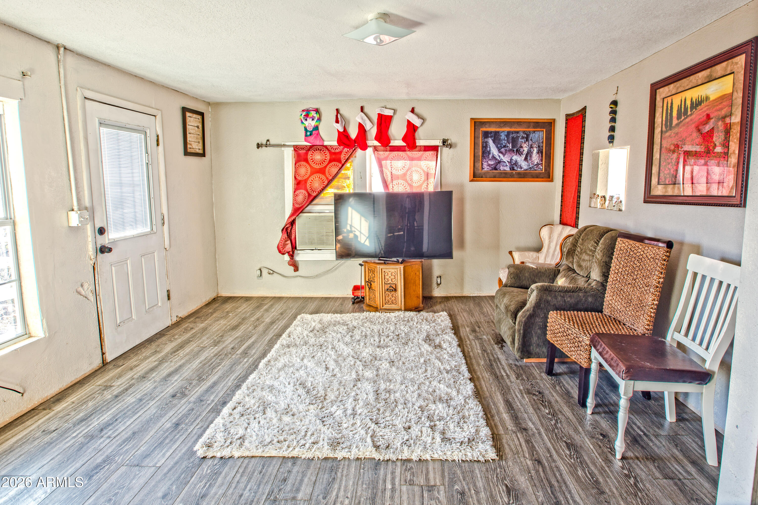 512 West Pinto Street Miami, AZ 85539 - Photo 16 of 27 a bedroom with furniture and a bed