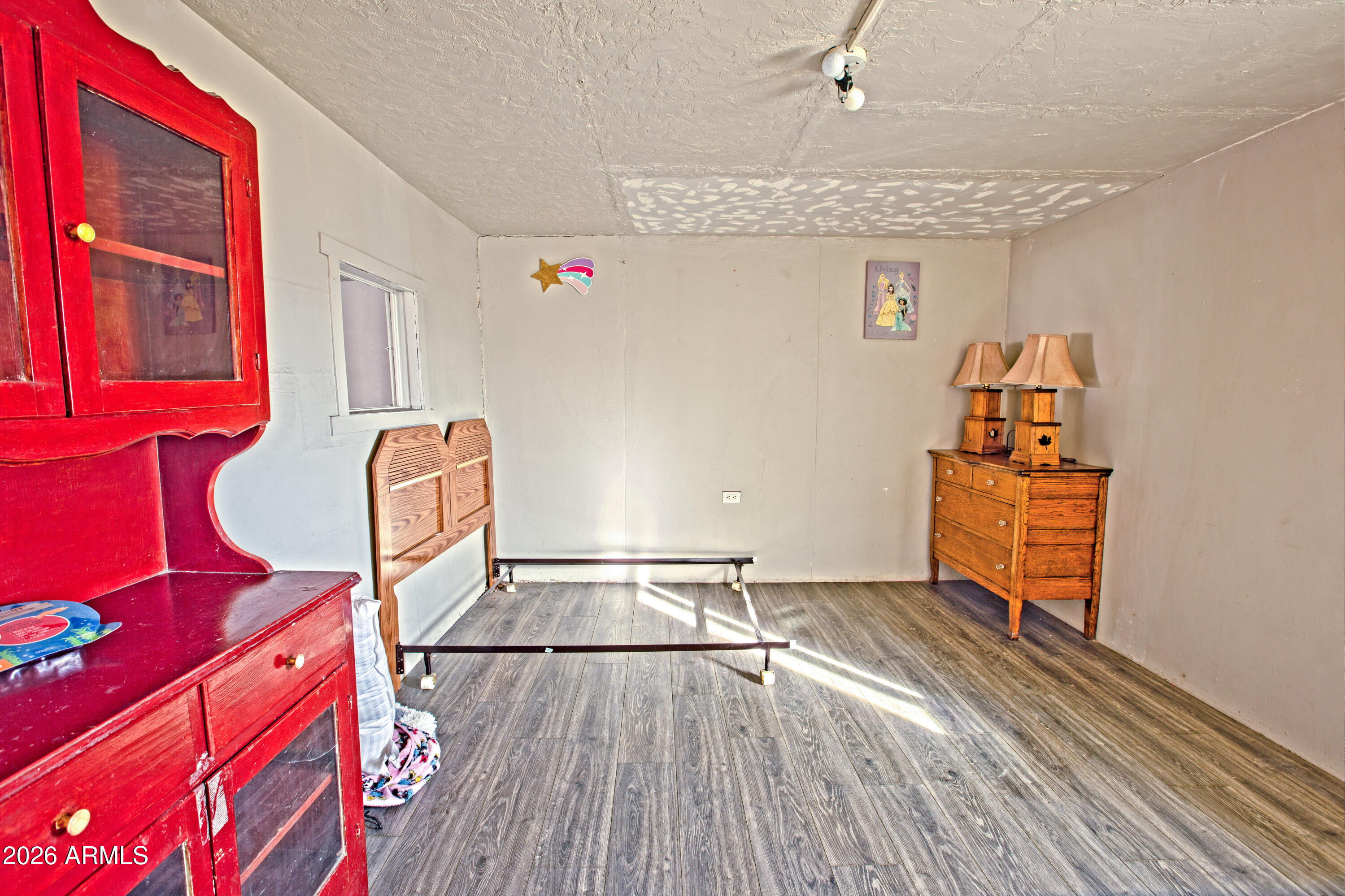 512 West Pinto Street Miami, AZ 85539 - Photo 17 of 27 a living room with furniture and wooden floor