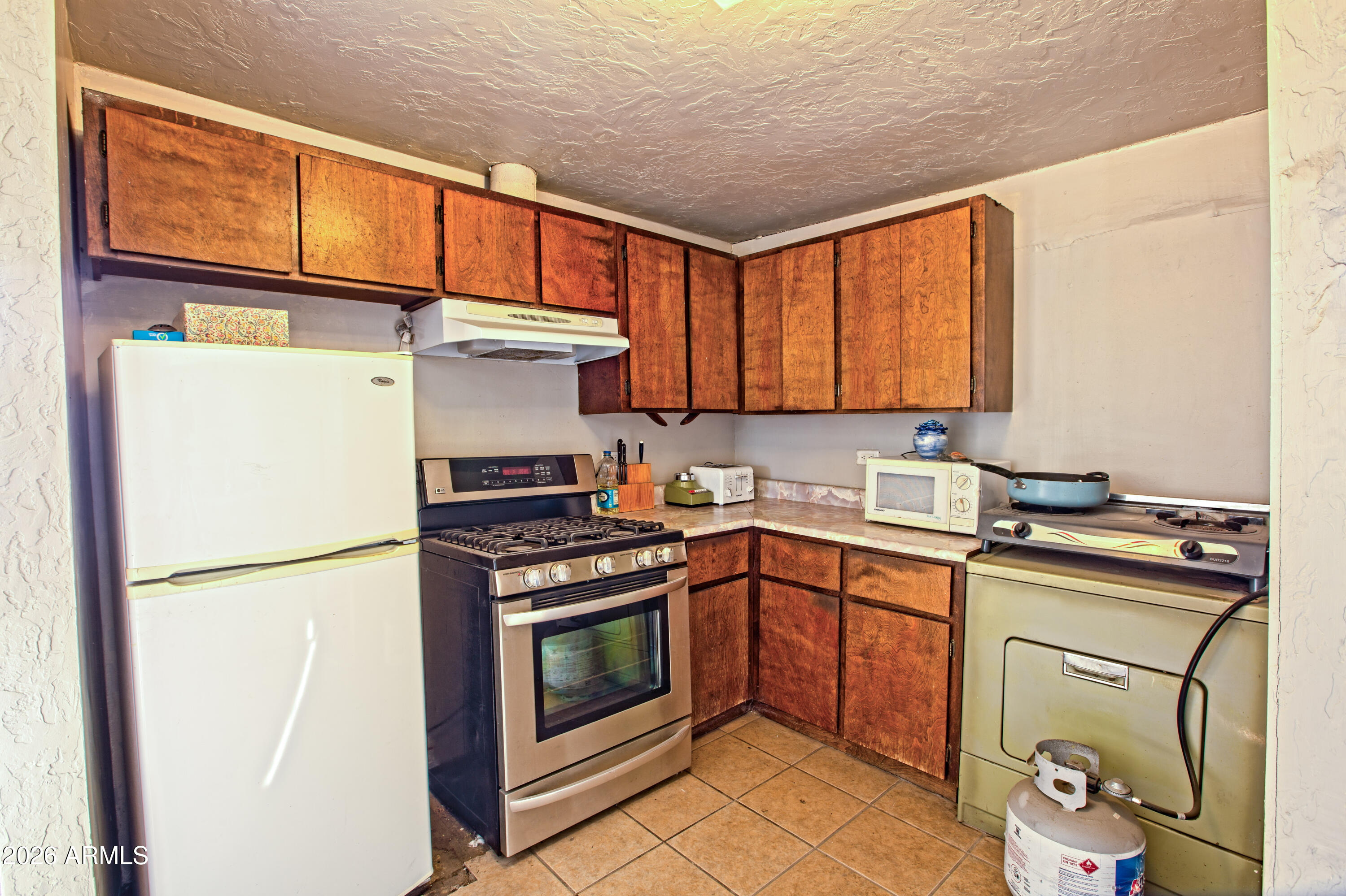 512 West Pinto Street Miami, AZ 85539 - Photo 20 of 27 a kitchen with stainless steel appliances granite countertop a stove a refrigerator and a sink