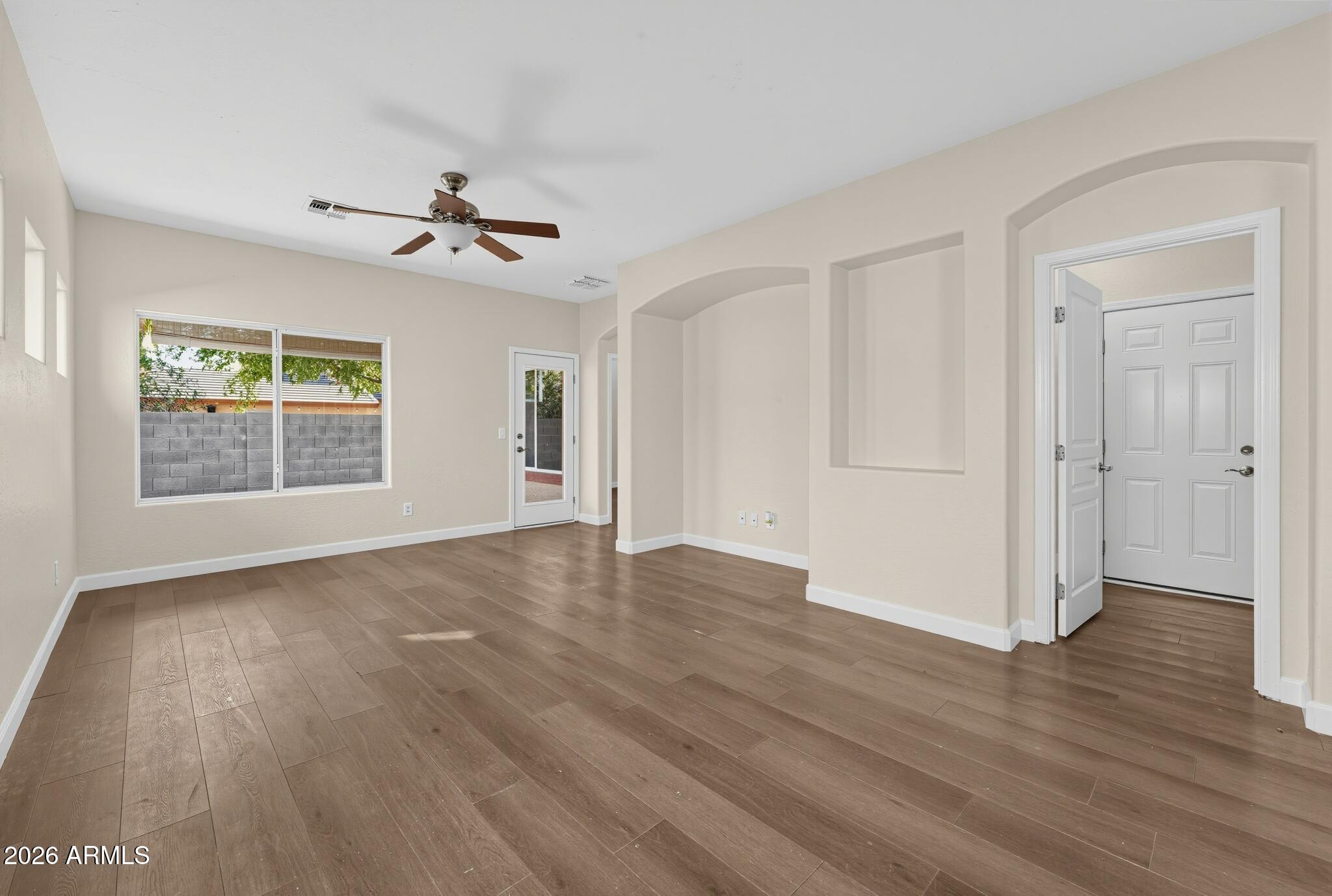 05_1841_E_Del_Rio_St-Living_room-0005