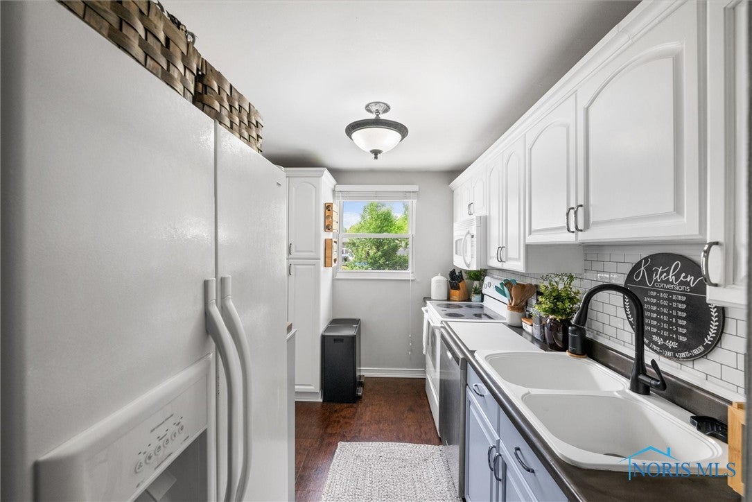 5453 Brook Point Road Toledo, OH 43611 - Photo 13 of 32 Kitchen