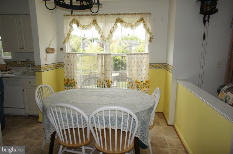 8029 Folkstone Road Manassas, VA 20111 - Photo 8 of 23 Kitchen