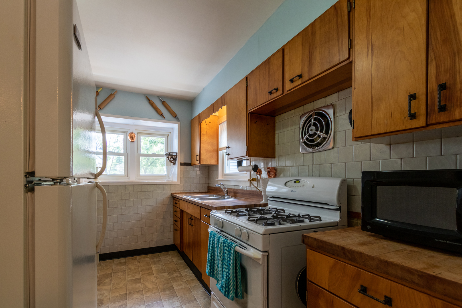 2941 Birch Road Homewood, IL 60430 - Photo 4 of 15 a kitchen with a stove and a microwave