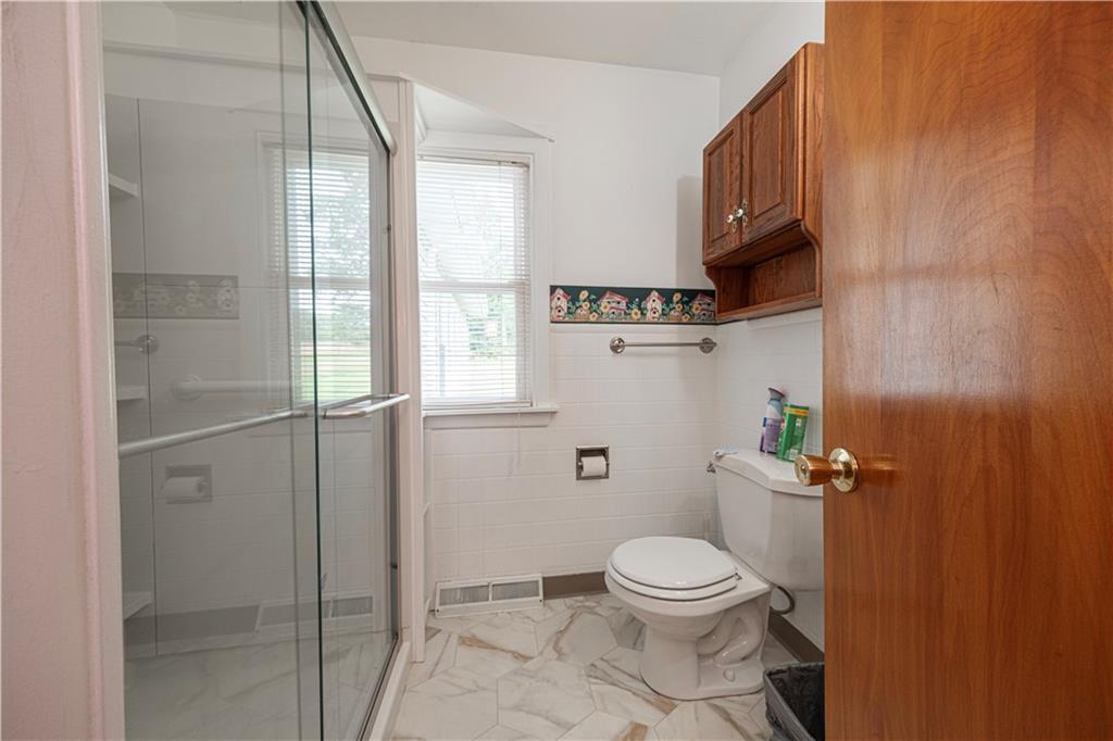 2433 Ridgewood Court New Castle, PA 16101 - Photo 14 of 38 First floor bathroom