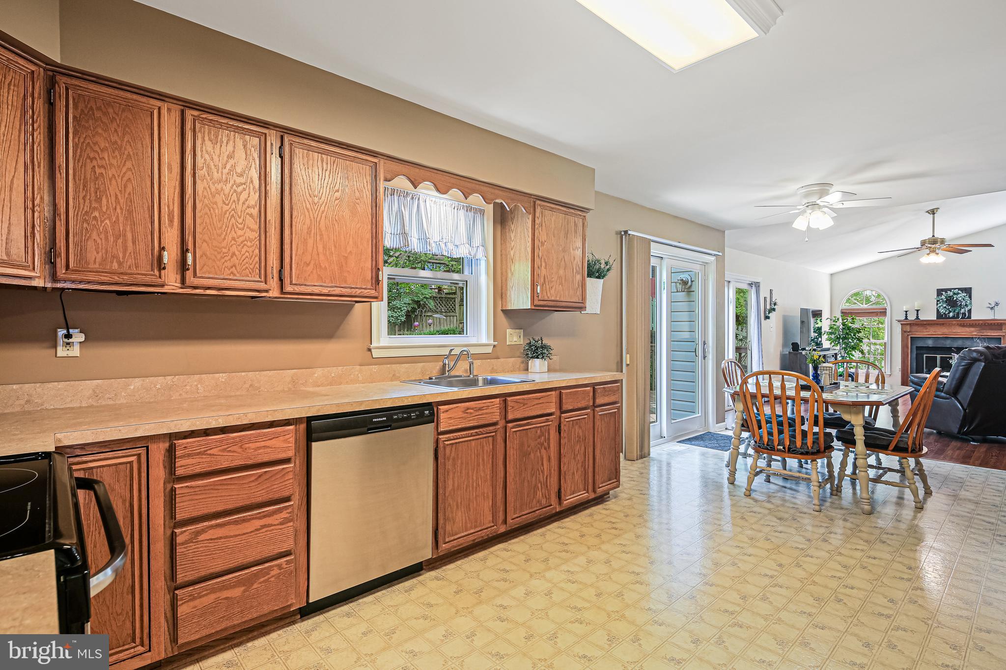 8262 Rippling Branch Road Laurel, MD 20723 - Photo 14 of 46 Kitchen - stainless steel appliances