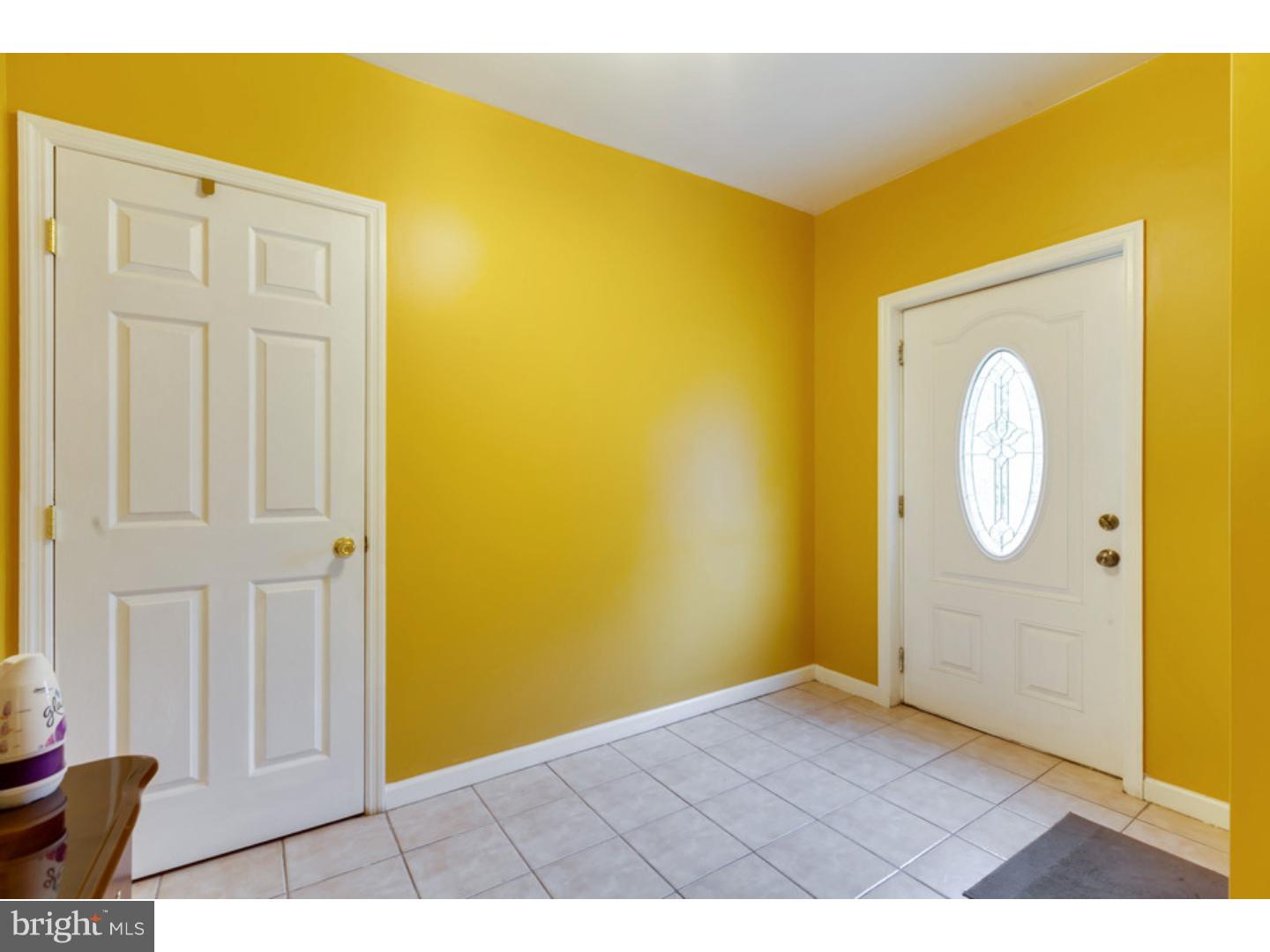 116 Berlin Road North Lindenwold, NJ 08021 - Photo 3 of 22 Foyer