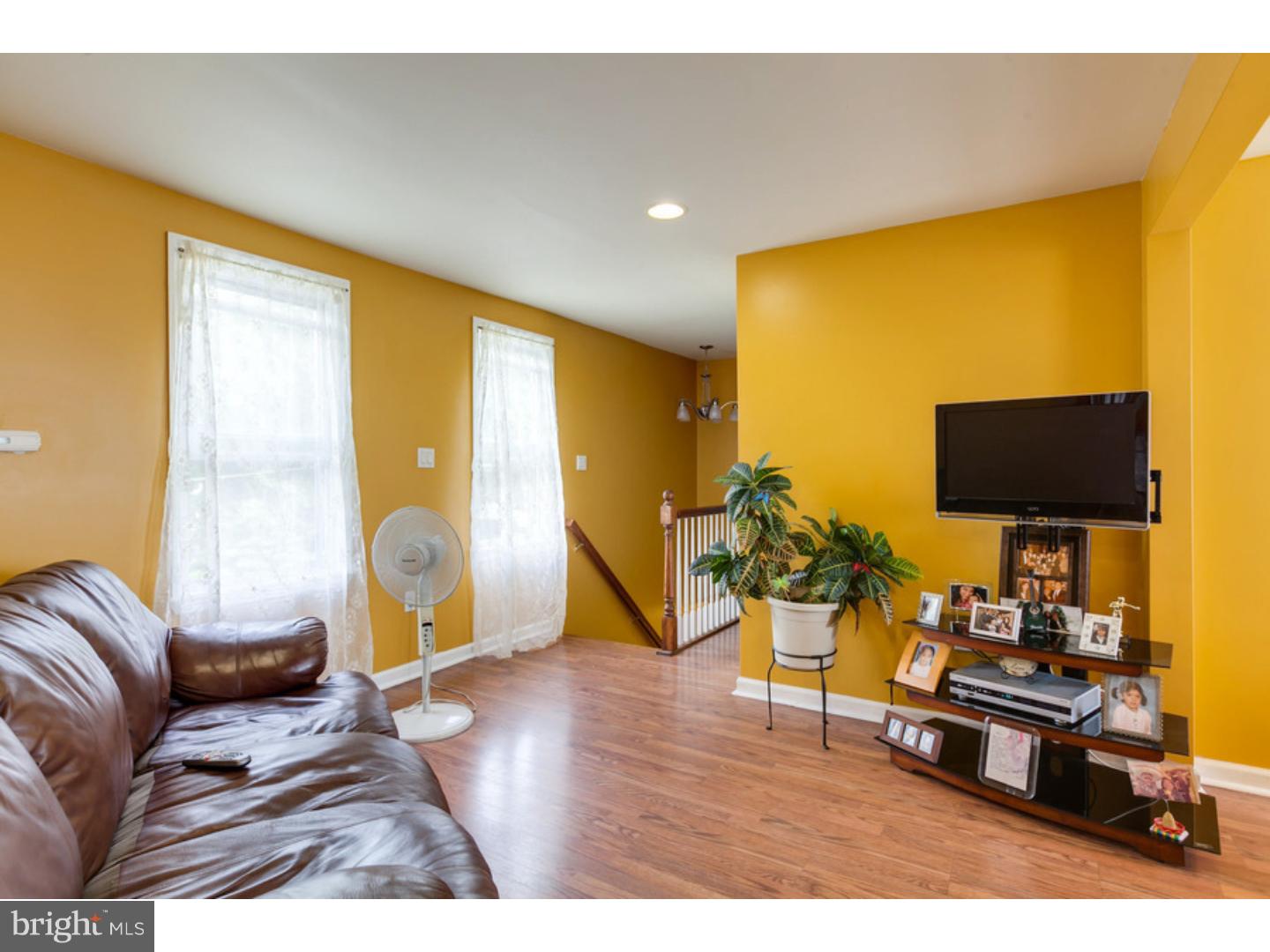 116 Berlin Road North Lindenwold, NJ 08021 - Photo 4 of 22 Living Room