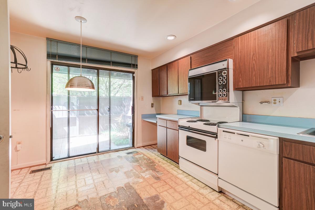 2065 Wethersfield Court Reston, VA 20191 - Photo 8 of 34 Gallery Image 8
