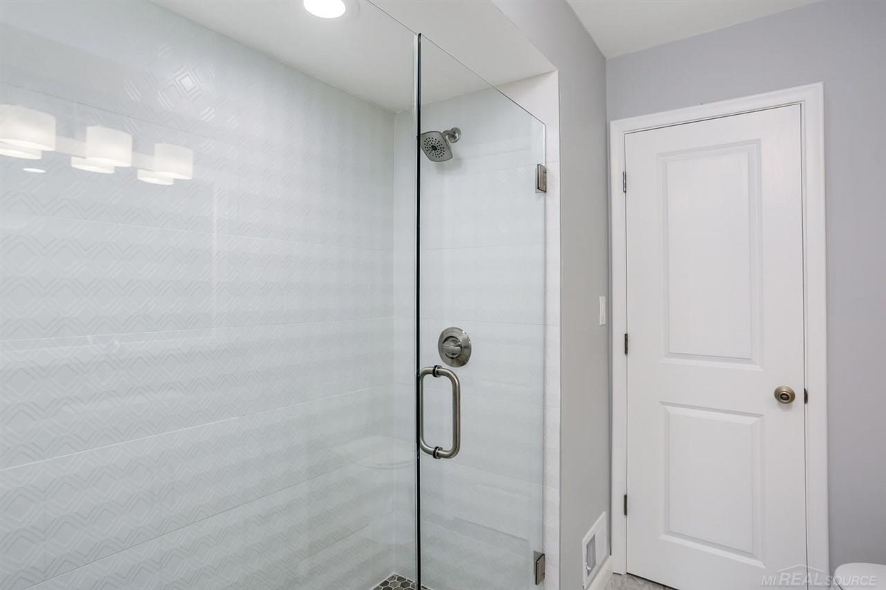 925 Ballantyne Road Grosse Pointe, MI 48236 - Photo 18 of 32 31372596-17.JPG