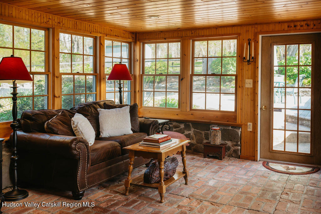 93 Horton Road Washingtonville, NY 10992 - Photo 15 of 53 93 3 season couch
