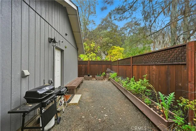 a view of a back yard