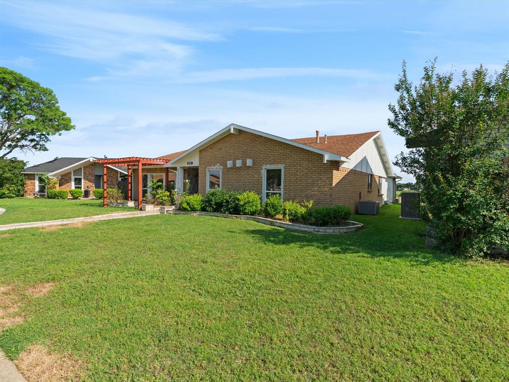1952 Rambling Ridge Lane Carrollton, TX 75007 - Photo 3 of 29
