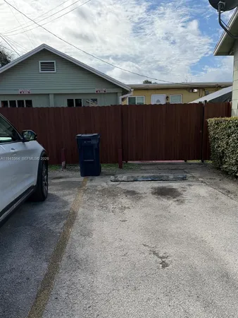 a view of a backyard